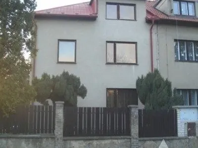 Prodej rodinného domu se dvěma garážemi Kamýk - Praha 12 nedaleko Novodvorské - na pozemku 684 m2, 07-3033