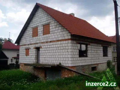 Prodám hrubu stavbu RD v obci Svratka