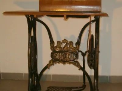 Starožitný šici stroj SINGER