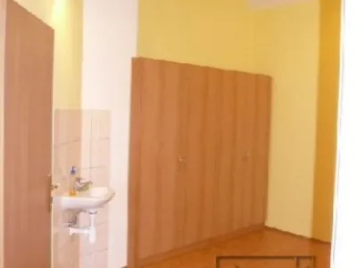 KÓD:  B-311: Pronájem nebytového prostoru 20m2 P3 - Žižkov, ul. Vlkova. Nebytový prostor je po kompletní rekonstrukci, vestavěná skříň, 	výloha, kuchyňka zařízena, 1x sociální zařízení, vchod z ulice,