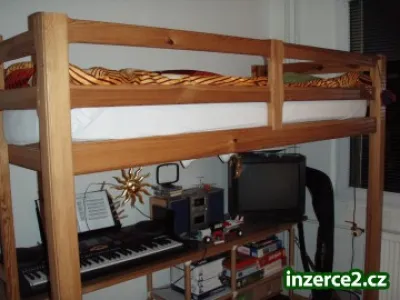 Patrová postel se stolem