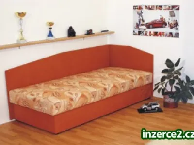 Nabízím pevnou celočalouněnou válendu s úložným prostorem.