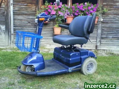 Elektrický invalidní vozík.