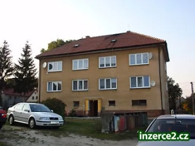 Bydlení v cihlové bytovce v Oknech u Doks !
