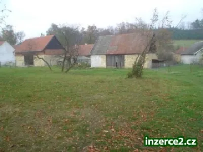Pozemek s hospodářským stavením