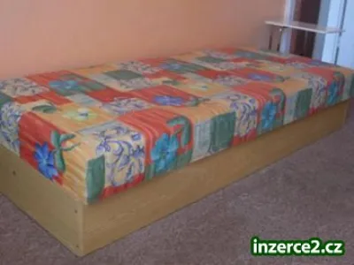 Nabízím pevnou válendu s úložným prostorem.