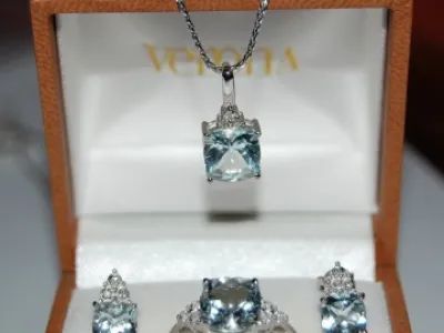 PŘEKRÁSNÁ ZLATÁ SOUPRAVA S AKVAMARÍNY A DIAMANTY