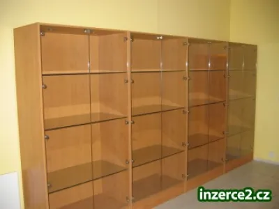 PROSKLENNÉ VITRÍNY S PRODEJNÍM PULTEM