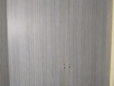 Zcela nová, velká šatní skříň s nádstavcem.