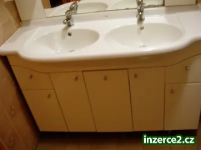 Koupelnová sestava se zrcadlem a dvou umyvadlem