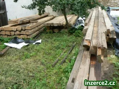 Staré tesané trámy z bouračky