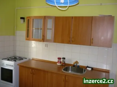 Pronájem kompletně zrekonstruovaného bytu 1+1 na Slovanech ve Sladkovského ulici