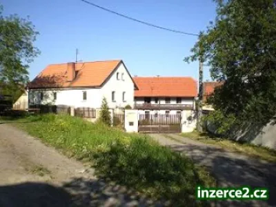 Zrekonstruovaný bývalý statek se dvěmi budovami a stodolou, KOKOŘÍNSKO !