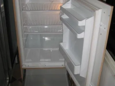 Chladnice vestavná INDESIT zabudovaná ve skříni se šuplíkem