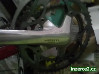 Kliky Ultegra a karbonova sedlovka Giant