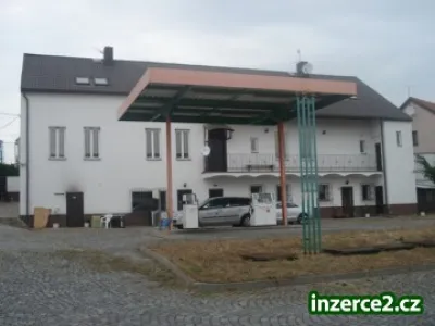 Komeční areál s čerpací stanicí