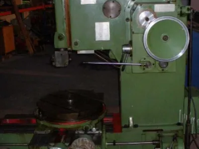 Prodám svislou obrážečku M 320, výborný stav ,skok 320mm,dělicí aparát ,vhodná na ozubení po jednom zubu (velký průměr) .Rok výroby 1986,váha 3650, průměr stolu 630mm
