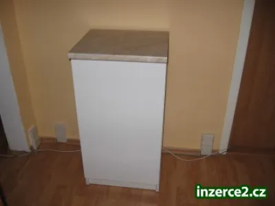 Koupelnová skříňka s košem