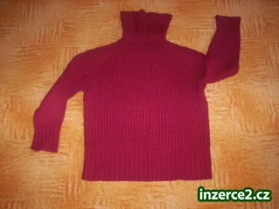 červený svetřík!!!
