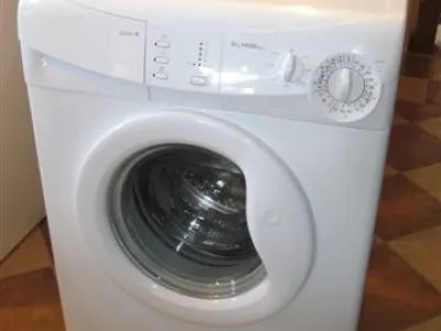 MINIMÁLNĚ POUŽITÁ PRAČKA.  Třída =A=. Na 5 kg prádla. Velký plnící otvor. Plynulé nastavení otáček 300 až 1000 ot./min. Obousměrný elektronický programátor. Technologie Fuzzy Logic . Automatick