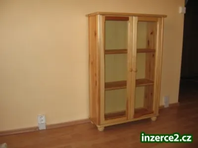 Skříňka s prosklenými dvířky