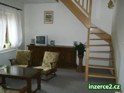 Pronajmeme pěkný zařízený mezonetový byt 2+kk s balkonem na Roudné