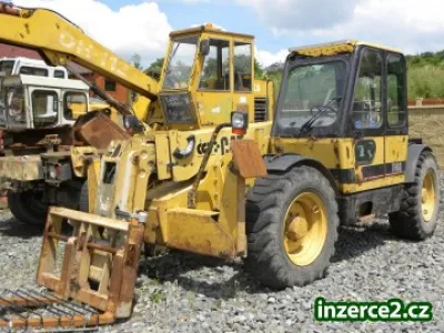 Teleskopický manipulátor CAT TH 63