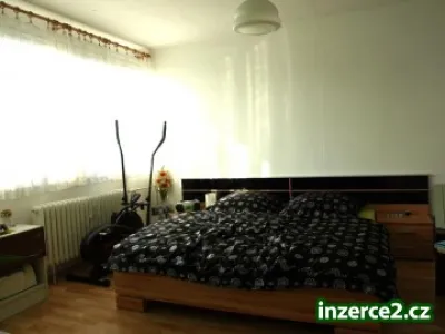 Prodám postel se stolky