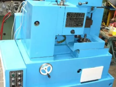 prodám odvalovací obrážečku na ozubená kola OHO 20 s poloautomatickým cyklem a svislým vřetenem,výroba tos čelákovice,stroj je vhodný na výrobu ozubených kol se zuby přímými