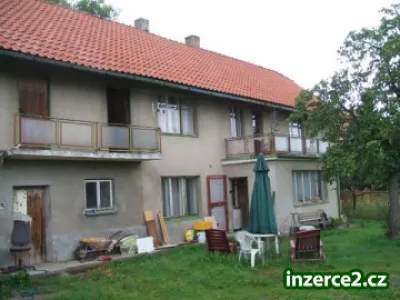 Dům 4+1 + chlévy+ stodola + zahrada + pole (Zemědělská usedlost)