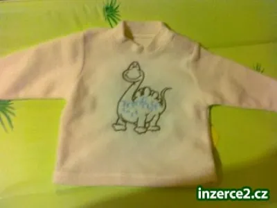 bílá mikinka s dinosaurem