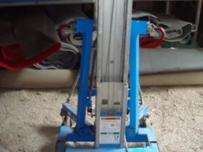 Zvedací materiálová mechanická plošina