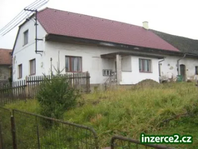 Zemědělská usedlost na vysočině pod Železnými horami.