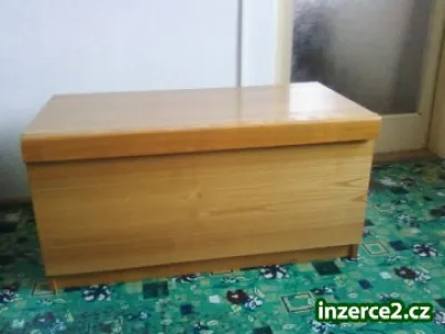 Světlá skříňka za masivu