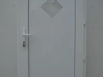 Dveře vchodové plastové bílé
