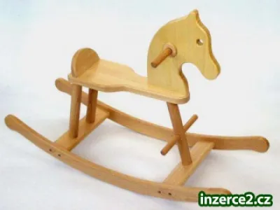 HOUPACÍ  KŮŇ  dřevěný