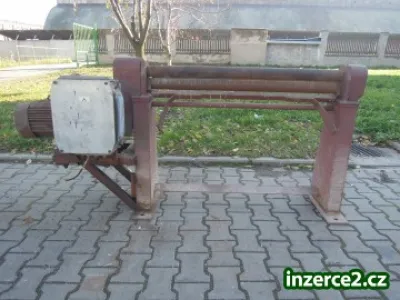 Strojní podavač plechu.