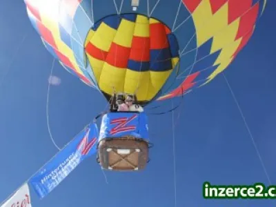 Let balonem jako dárek