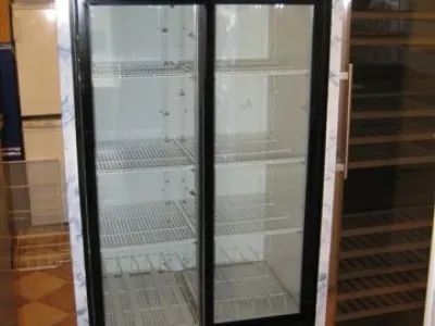 Prosklená zašupovací chladnice TRUE