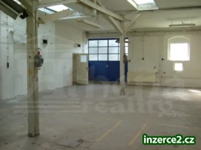 Pronájem skladu s kanceláří nedaleko HK