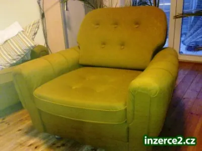 Dvě čalouněná křesla