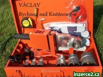 Svářečka plastových trubed rukavice metr šroubovák nůžky