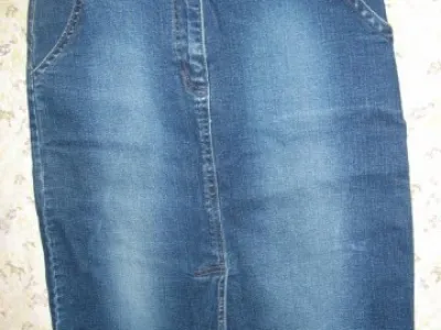 3/4 RIFLOVÁ SUKNĚ S MALÝM 8-MI CENTIMETROVÝM ROZPARKEM ZEZADU