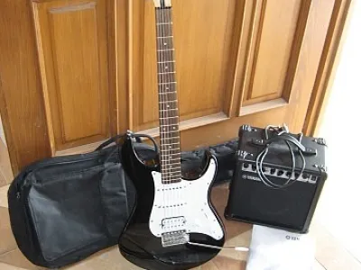 Kytara YAMAHA EG 012 + kytarové kombo YAMAHA GA-15