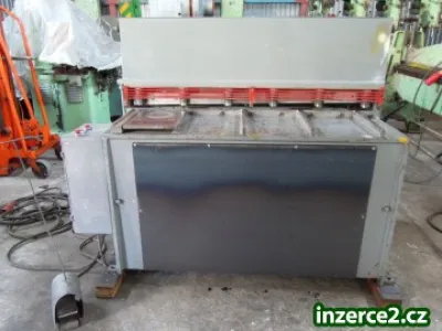 Tabulové hydraulické nůžky LV 1250/3,5.