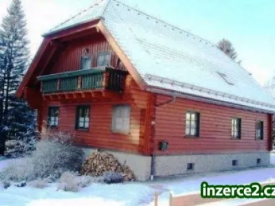 Krsáná šumavská roubenka uprostřed NP Šumava