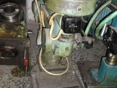 Vrtačka stolní s podstavcem-.