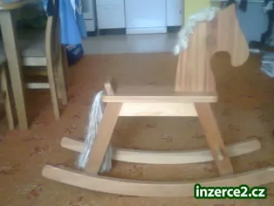 Dřevěný houpací kůň