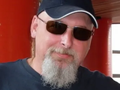 Baskytarista 41 let hledá spoluhráče