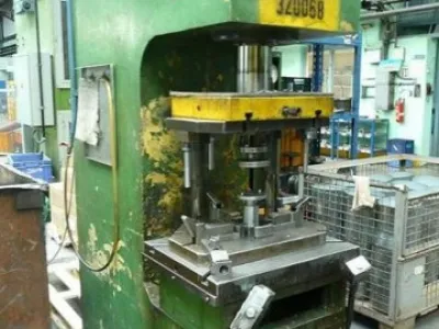 Lis hydraulický PYE 25 S.